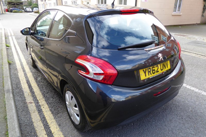 PEUGEOT 208