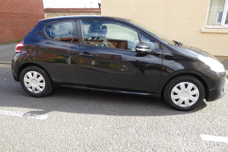 PEUGEOT 208